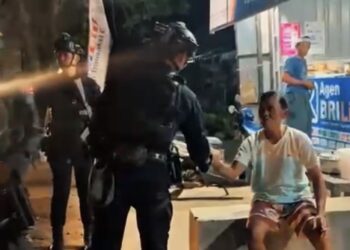 PATROLI KAMTIBMAS BRIMOB PERKUAT SINERGI DENGAN MASYARAKAT DEMI MENJAGA SITUASI TETAP KONDUSIF