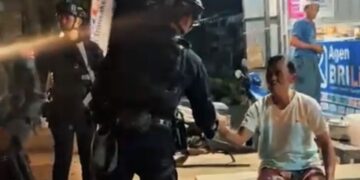 PATROLI KAMTIBMAS BRIMOB PERKUAT SINERGI DENGAN MASYARAKAT DEMI MENJAGA SITUASI TETAP KONDUSIF