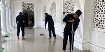 Jumat Bersih Brimob Baebunta, Bersihkan Masjid Nur Maryam