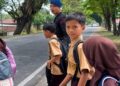 Personel Batalyon D Pelopor Bantu Penyeberangan Siswa SDN 28 Mancani Demi Keselamatan di Jalan Raya