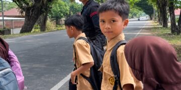 Personel Batalyon D Pelopor Bantu Penyeberangan Siswa SDN 28 Mancani Demi Keselamatan di Jalan Raya