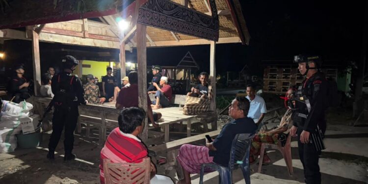 Patroli Humanis Batalyon D Pelopor Dapat Sambutan Positif dari Warga RW 3 dan RW 4 Pentojangan