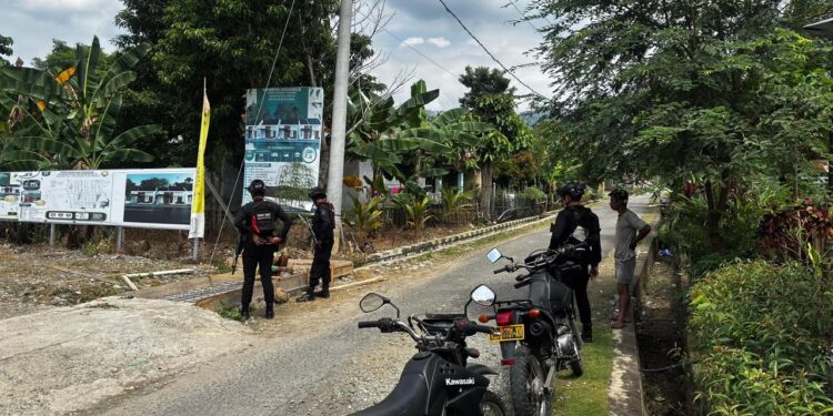 Patroli Siang Brimob Perkuat Sinergi Bersama Warga Mancani