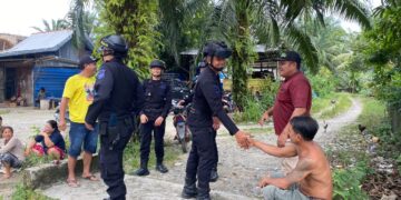Sentuhan Humanis Brimob Pererat Kedekatan dengan Masyarakat