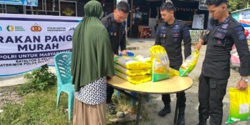 Brimob Batalyon D Pelopor Gelar Gerakan Pangan Murah di Kelurahan Salassa