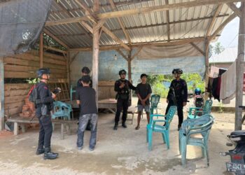 PERSONEL BRIMOB PERKUAT KAMTIBMAS MELALUI PATROLI HUMANIS DAN DIALOG BERSAMA WARGA