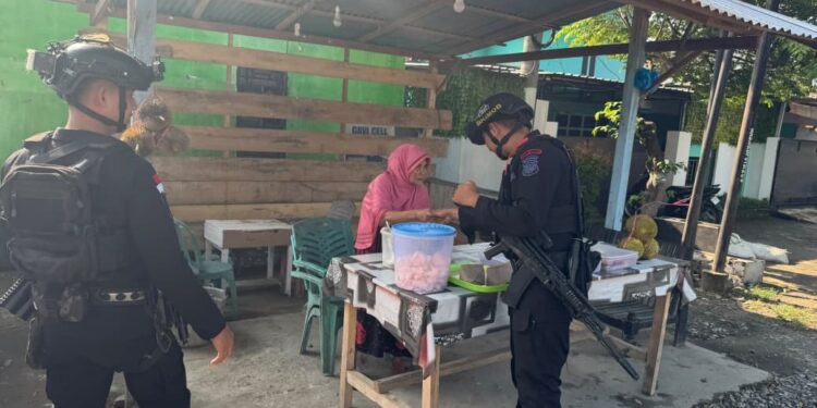 Patroli Humanis Brimob, Warga Mancani Diajak Jaga Keamanan Bersama