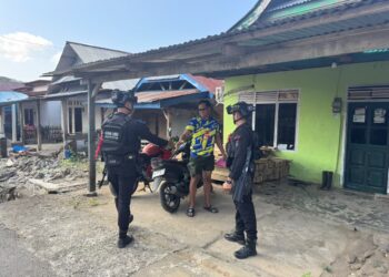 Jaga Keamanan Lingkungan, Personel Brimob Sambangi Warga Mancani