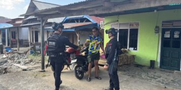 Jaga Keamanan Lingkungan, Personel Brimob Sambangi Warga Mancani