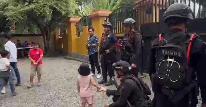 Patroli Rutin Batalyon D Pelopor Dapat Apresiasi Warga Pentojangan