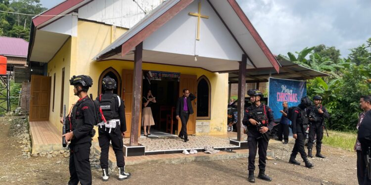 BRIMOB HADIR JAGA RASA AMAN, PATROLI HARKAMTIBMAS DI GEREJA JEMAAT TORAJA LABOKKE