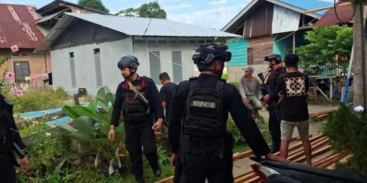 Brimob hadir menjaga kondusivitas, Personel Batalyon D Pelopor laksanakan patroli kamtibmas di Buntu Datu