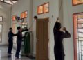 JUMAT BERSIH, PERSONEL BATALYON D PELOPOR BERSIHKAN MASJID DI KELURAHAN PENTOJANGAN