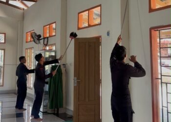 JUMAT BERSIH, PERSONEL BATALYON D PELOPOR BERSIHKAN MASJID DI KELURAHAN PENTOJANGAN