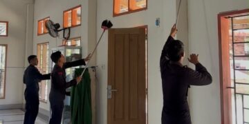 JUMAT BERSIH, PERSONEL BATALYON D PELOPOR BERSIHKAN MASJID DI KELURAHAN PENTOJANGAN