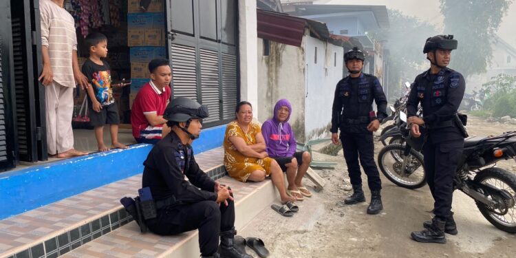 Patroli Humanis, Personel Batalyon D Pelopor Sambangi Warga Desa Baebunta Pererat Silaturahmi dan Jaga Kamtibmas