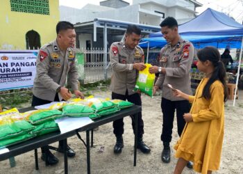 BRIMOB HADIR MELAYANI MASYARAKAT MELALUI GERAKAN PANGAN MURAH DI KELURAHAN SALASSA