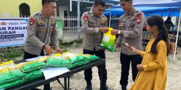 BRIMOB HADIR MELAYANI MASYARAKAT MELALUI GERAKAN PANGAN MURAH DI KELURAHAN SALASSA