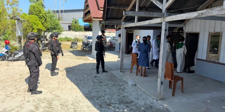 Personel Batalyon D Pelopor Patroli di Gereja, Ciptakan Rasa Aman bagi Umat yang Beribadah