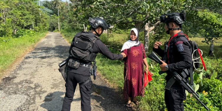 Patroli Rutin Brimob di Mancani Dapat Apresiasi dari Masyarakat