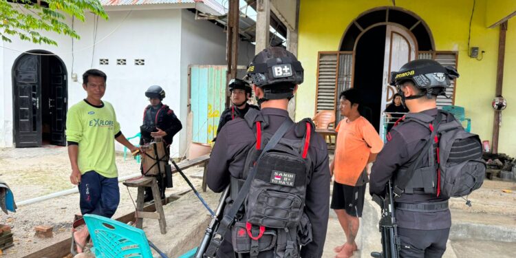 Patroli Rutin Brimob Perkuat Keamanan dan Ciptakan Rasa Aman bagi Warga Pentojangan