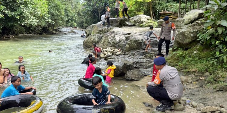 Patroli SAR Brimob Beri Rasa Aman bagi Wisatawan di Sungai Sulili