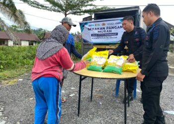 Brimob Batalyon D Pelopor Hadir di Tengah Masyarakat, Gerakan Pangan Murah Ringankan Beban Warga Desa Radda