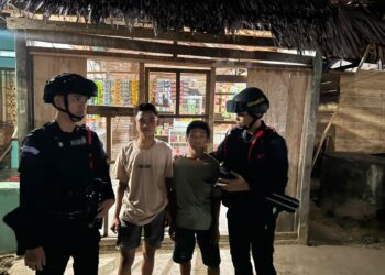 PATROLI MALAM PERSONEL BATALYON D PELOPOR SAMBANGI WARGA DI KELURAHAN MANCANI