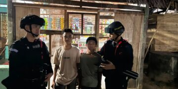 PATROLI MALAM PERSONEL BATALYON D PELOPOR SAMBANGI WARGA DI KELURAHAN MANCANI