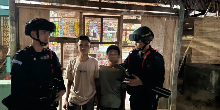 PATROLI MALAM PERSONEL BATALYON D PELOPOR SAMBANGI WARGA DI KELURAHAN MANCANI