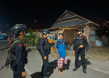 Brimob Hadir Sambangi Warga, Jaga Keamanan di Mancani