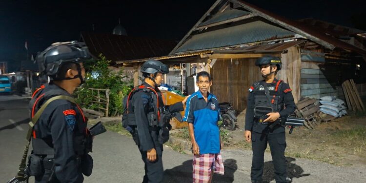 Brimob Hadir Sambangi Warga, Jaga Keamanan di Mancani