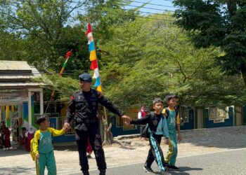 BRIMOB BATALYON D PELOPOR BANTU PENYEBERANGAN SISWA SD NEGERI 28 MANCANI