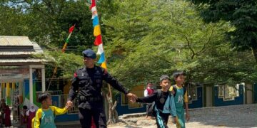 BRIMOB BATALYON D PELOPOR BANTU PENYEBERANGAN SISWA SD NEGERI 28 MANCANI