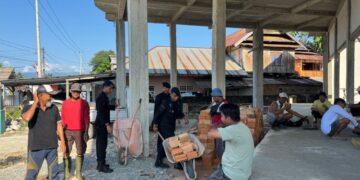 Personel Batalyon D Pelopor Gotong Royong Bersama Masyarakat Dalam Pembangun Masjid Nurul Ichsan Baebunta