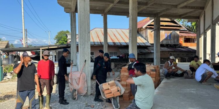 Personel Batalyon D Pelopor Gotong Royong Bersama Masyarakat Dalam Pembangun Masjid Nurul Ichsan Baebunta
