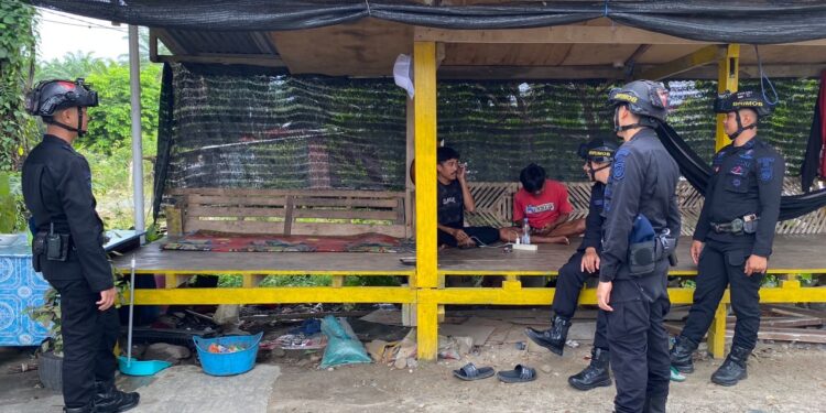 PERSONEL BATALYON D PELOPOR SATUAN BRIMOB POLDA SULSEL LAKSANAKAN PATROLI DIALOGIS DAN SAMBANG WARGA DI DESA BAEBUNTA