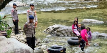 Patroli Kamtibmas di Sungai Sulili, Brimob Polda Sulsel Berikan Rasa Aman