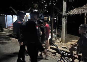 PERSONEL BATALYON D PELOPOR SATUAN BRIMOB POLDA SULSEL LAKSANAKAN PATROLI DIALOGIS DAN SAMBANG WARGA DI KELURAHAN MANCANI