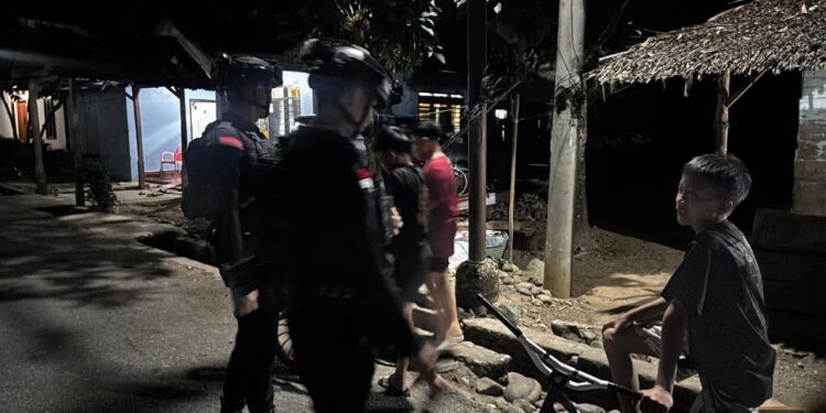 PERSONEL BATALYON D PELOPOR SATUAN BRIMOB POLDA SULSEL LAKSANAKAN PATROLI DIALOGIS DAN SAMBANG WARGA DI KELURAHAN MANCANI