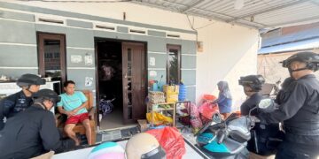 Patroli Humanis, Personel Batalyon D Pelopor Pererat Silaturahmi dengan Warga Kelurahan Salassa