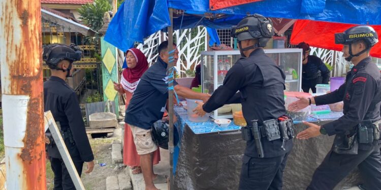 BRIMOB SAMBANGI WARGA DAN PEDAGANG, WUJUDKAN SITUASI KAMTIBMAS YANG AMAN DI DESA BAEBUNTA