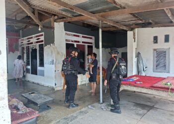 PATROLI HARKAMTIBMAS, BRIMOB SAMBANGI WARGA DI LINGKUNGAN BATU DAN URI KOTA PALOPO