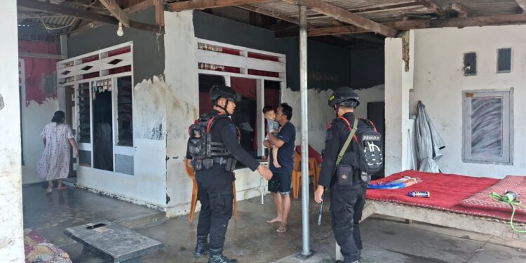 PATROLI HARKAMTIBMAS, BRIMOB SAMBANGI WARGA DI LINGKUNGAN BATU DAN URI KOTA PALOPO