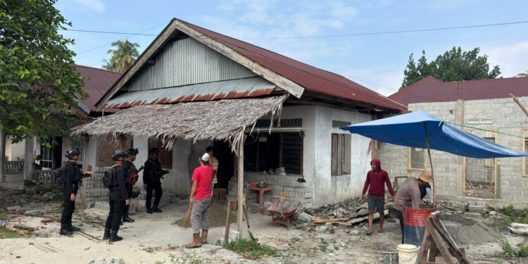 Patroli dialogis Batalyon D Pelopor wujudkan keamanan dan kedekatan dengan warga Desa Kariango
