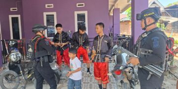 Patroli Humanis Batalyon D Pelopor, Sambangi Warga di Kelurahan Mancani