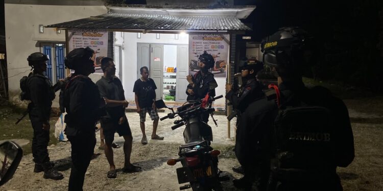 BRIMOB HADIR DI TENGAH MASYARAKAT MELALUI PATROLI HARKAMTIBMAS MALAM HARI