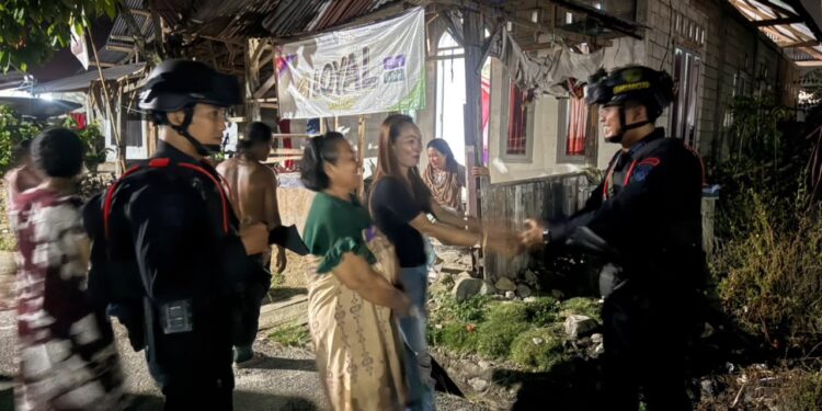 Patroli Malam Batalyon D Pelopor, Sambangi Warga di Kelurahan Mancani