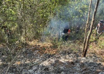 TIGA HARI TANGANI KARHUTLA, PERSONEL BRIMOB TERUS BERJIBAKU PADAMKAN API DI BUNTU MA’KE