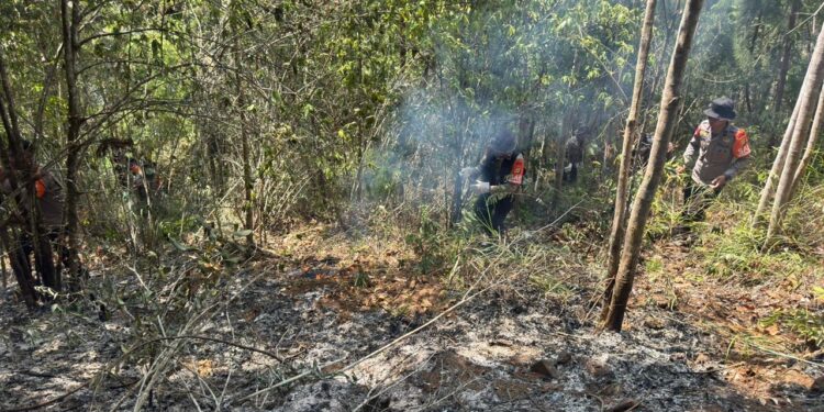 TIGA HARI TANGANI KARHUTLA, PERSONEL BRIMOB TERUS BERJIBAKU PADAMKAN API DI BUNTU MA’KE